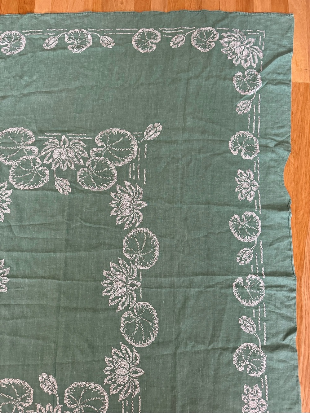vintage linen tablecloth  white lotus embroidery and cutwork details - Picture 6 of 12